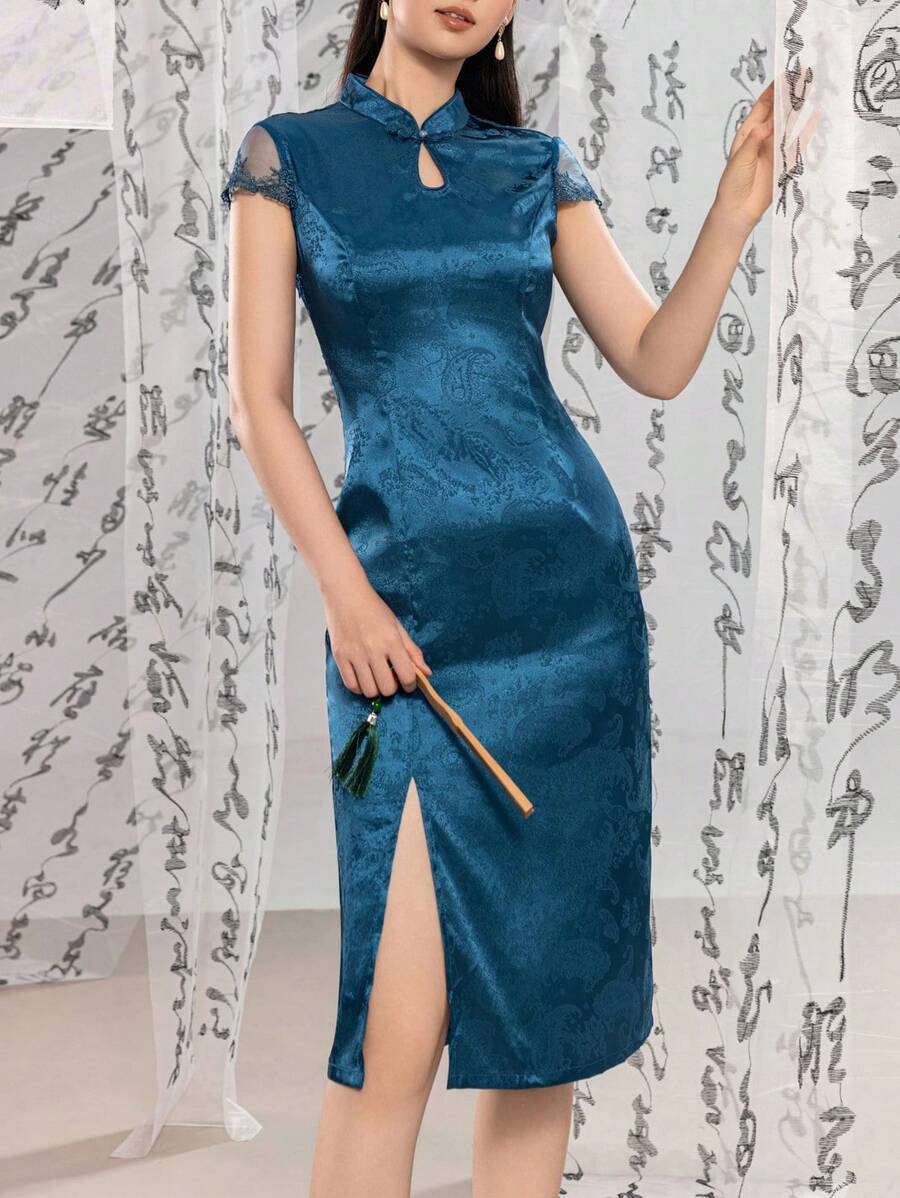 这款女士优雅中式旗袍，采用精致的小立领、经典的高开衩设计、通体提花花卉图案以及修身剪裁，尽显高贵典雅的东方韵味。是正式晚宴、婚宴、节日庆典、文化活动和高档派对等场合的理想之选。 - 藍色 - 查看 1