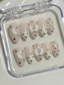 Mười móng tay dài hình hạnh nhân cỡ trung bình, kiểu dáng mới mùa Thu Đông. Được làm thủ công tỉ mỉ. Kiểu móng tay tuổi teen ngọt ngào và mộng mơ theo phong cách Nhật Bản. Tông màu hồng nude, trang trí cánh thiên thần 3D. - Follow Your Heart - Xem 1