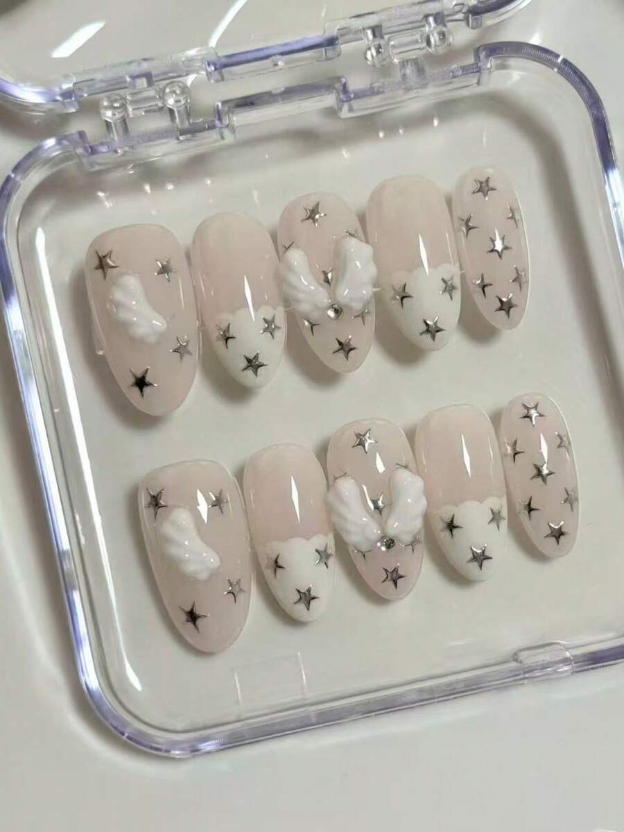 Mười móng tay dài hình hạnh nhân cỡ trung bình, kiểu dáng mới mùa Thu Đông. Được làm thủ công tỉ mỉ. Kiểu móng tay tuổi teen ngọt ngào và mộng mơ theo phong cách Nhật Bản. Tông màu hồng nude, trang trí cánh thiên thần 3D. - Follow Your Heart - Xem 1