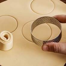 6 Stücke/12 Stücke Runde Tarteform aus Edelstahl, antihaftbeschichtete Kuchenringe, für französische Gebäcke, 2.36 Inch kleine Obsttarteringe, perforierte Tarteringe zum Backen, geeignet für Valentinstag, Geburtstagsfeiern und andere Feiertags-Desserts - Silber - Übersicht 4