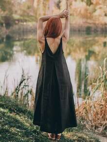 大码女士纯色长款亚麻连衣裙，无袖圆领设计，修饰肩颈线条，宽肩带可调节，穿着舒适，侧边隐形口袋方便实用。深V露背设计，展现迷人曲线，传递自由奔放的生活方式。黑色，优雅夏日之选。 - 黑色 - 查看 3