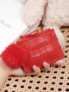 这款钱包饰有精致的绒球，红色字母压纹拉链设计，小巧便携，设有零钱袋，对折设计，纤薄轻巧，多层结构，可装身份证、现金、信用卡等，简约时尚，现代商务风格，适合周年纪念、生日等场合，也可作为礼物赠送给女孩、女士或女性，是学校宿舍和返校季的理想之选。 - 紅色 - 查看 3
