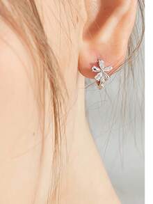 أقراط دائرية مطلية بالنحاس والفضة خالية من الحساسية، ذات نقش زهري، مرصعة بزركونيا لامعة، أنيقة وفاخرة، مناسبة لحفلات النساء والزفاف - أقراط على شكل زهرة بخمس بتلات - مشاهدة 5