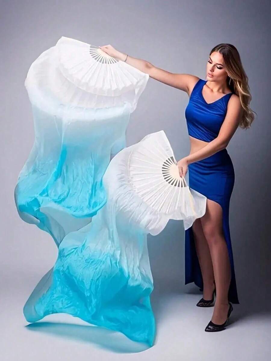 1 chiếc quạt múa bụng, quạt dài bằng lụa giả màu gradient, đạo cụ biểu diễn múa.