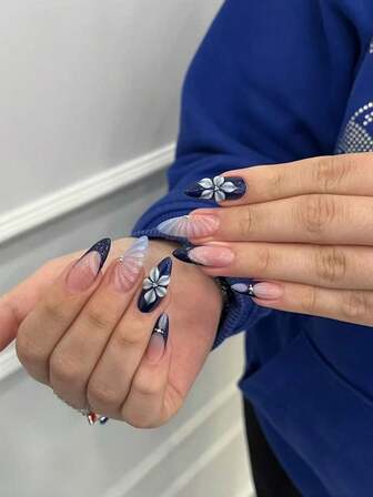 24片超薄高跟鞋美甲贴纸。优质耐用美甲贴纸，海军蓝至裸色渐变，白色3D立体花朵设计，花瓣纹理细腻，银色闪粉点缀花蕊。