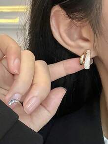 一对复古珐琅釉面扁平法式高端简约精致优雅小众独特设计耳环，适合女性日常百搭时尚宴会佩戴