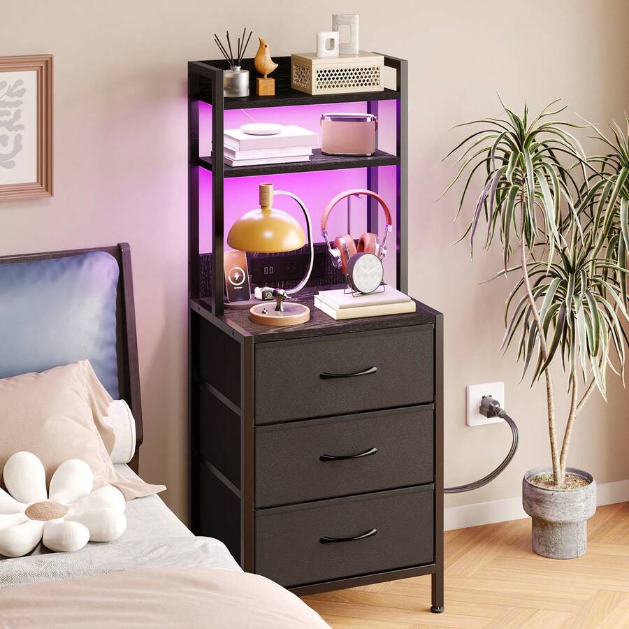 Tomnk 3 Drawers Tall Nightstand With Charging Station, 41 Inch Led Night Stand With U-S-B Port & Socket, 3 PU Finished Fabric Storage Drawers, Office, Bed Side Table & Bookshelf In One, Black/White/Rustic Brown - 美規B型插(110-127V) - 查看 1