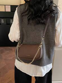 这款女士单肩包采用纯色PU材质，饰以咖啡色鳄鱼纹和字母装饰，时尚优雅。包身配有金属拉链和顶部金属链条，可手提或肩背。内部空间可容纳口红、钥匙、化妆品等日常必需品。适合女性通勤、外出、购物及各种场合。 - 咖啡 - 查看 4
