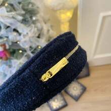 CHANEL Túi đựng đĩa tròn phiên bản giới hạn Giáng sinh 2025, màu xanh hải quân, chất liệu vải tweed, khóa kéo có logo CC mạ vàng. - Màu xanh hải quân - Xem 3