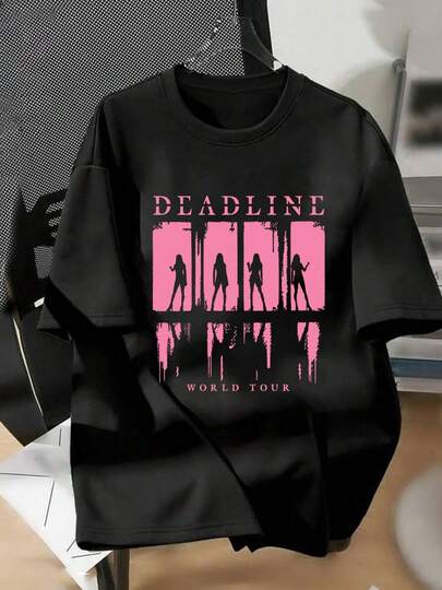 Camiseta gráfica de la gira mundial Deadline para mujeres - Diseño de grupo inspirado en K-con letras de canciones y estampado de escenario, camiseta casual de cuello redondo y manga corta para conciertos y atuendo casual, ropa lavable aáquina para fanáticos de laúsica, negra con letras rosas, ajuste relajado, ropa de primavera/verano, estampado de cuerpo completo, estilo listo para usar GVOC