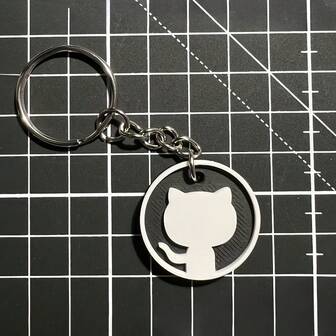 Söt katt runt hänge - Den perfekta presenten för programmerare, öppen källkodsentusiaster och ett utmärkt tillbehör till alla utvecklares samling, perfekt för teknikevenemang, födelsedagsfester eller som en omtänksam present till kollegor