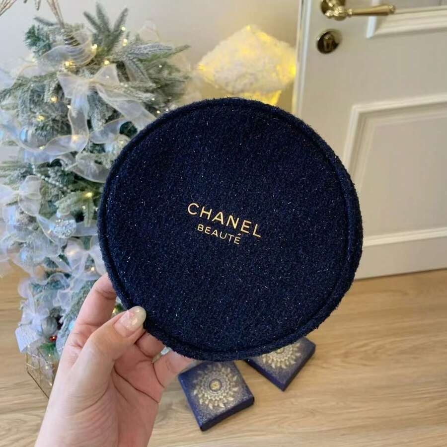 CHANEL Túi đựng đĩa tròn phiên bản giới hạn Giáng sinh 2025, màu xanh hải quân, chất liệu vải tweed, khóa kéo có logo CC mạ vàng. - Màu xanh hải quân - Xem 1