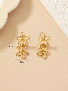 1 Pair Minimalist Cute Hollow Flower Metal Rhinestone Pendant Earrings, Suitable For Teenage Girls Daily And Festival Outfits - Gold - View 5