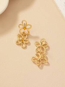 1 Pair Minimalist Cute Hollow Flower Metal Rhinestone Pendant Earrings, Suitable For Teenage Girls Daily And Festival Outfits - Gold - View 4