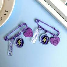 Ghim cài áo acrylic KPop Dem0n Hvnters SAJAB0YS KATSEYE, phụ kiện ghim cài áo acrylic, hàng hóa ủng hộ Kpop. Phụ kiện ghim cài này có thể được cất giữ trong ví đựng thẻ, ví tiền, ba lô và các loại túi khác, và cũng có thể được sử dụng như một vật trang trí hoặc vật trang trí bàn làm việc đẹp mắt. Nó cũng có thể được dùng làm quà tặng cho bạn bè và gia đình. - Nhiều màu - Xem 3