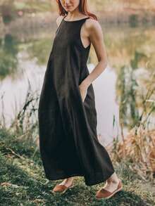 大码女士纯色长款亚麻连衣裙，无袖圆领设计，修饰肩颈线条，宽肩带可调节，穿着舒适，侧边隐形口袋方便实用。深V露背设计，展现迷人曲线，传递自由奔放的生活方式。黑色，优雅夏日之选。 - 黑色 - 查看 4