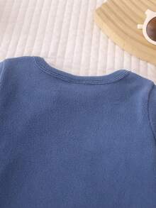 蓝色新生男婴连体衣，饰有可爱的3D小牛图案，侧边按扣闭合