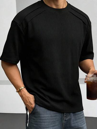 男士黑色圆领短袖T恤，插肩袖设计，针织面料，透气吸汗，适合夏季穿着，纯色百搭，简约舒适，尽显老钱风范。