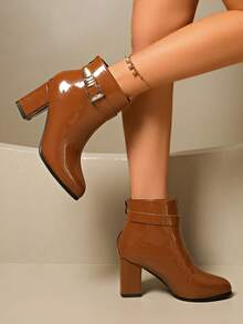 秋冬新款焦糖棕色漆皮粗跟踝靴女款，金属扣尖头时尚靴，复古通勤百搭显瘦靴 - 棕色 - 查看 5