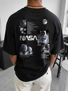 Camiseta negra retro-futurista para hombres con estampado de astronauta y luna - Nueva camiseta casual de verano 2025 de manga corta con estampado en la espalda, diseño temático espacial (Tierra y estrellas), camiseta de cuello redondo lavable a máquina para atuendo casual y al aire libre - Negro - Ver 2