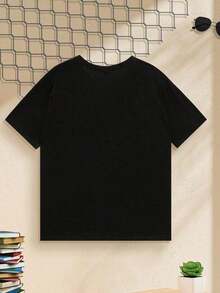 Gingerbread Man Reading Next To A Christmas Tree And Gifts That Evoke Winter Warmth. Children's Clothing, 100% Cotton T-Shirt - 黑色 - 查看 2
