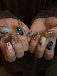 24片方形亚克力美甲贴片，礼盒包装，采用酷炫的蓝色渐变设计，手绘图案，并饰以奢华的法式金边。可重复使用且可拆卸，非常适合日常佩戴、送礼和派对。内含一瓶凝胶指甲油和一把指甲锉。 - 彩色 - 查看 1