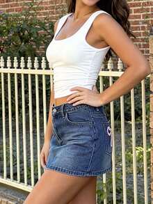 女士雪白色水洗中腰修身休闲牛仔迷你裙，饰有蝴蝶结刺绣 - 时尚修身牛仔下装，适合日常外出约会街头穿搭 - 淺色水洗藍 - 查看 3