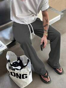父親節禮物。這款男士休閒運動長褲採用寬鬆直筒設計，內裡刷毛，提供舒適且流暢的穿著體驗。適合居家穿著與戶外活動，也是情侶間絕佳的禮物選擇。面料由100%聚酯纖維製成，配有可調節彈性抽繩腰部，提供多種顏色選擇。 - 深灰色 - 查看 4