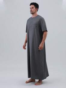 AL HARAMAIN Túnica y Dishdasha árabe para hombres, cómoda y holgada, de tela suave, diseño tradicional, adecuada para culto, lavable a mano o a máquina, regalo para la familia, para todas las estaciones, apropiada para el Ramadán y ocasiones religiosas formales | Diseño de cuello redondo | Textura suave - Gris Oscuro - Ver 5