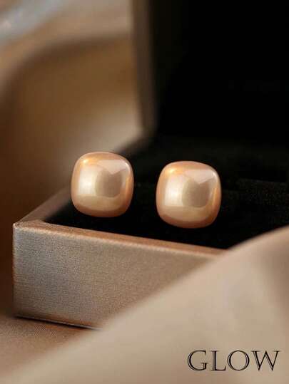 一对香槟色方形糖粒仿珍珠几何简约优雅耳钉，适合少女日常及节日佩戴（无包装盒）