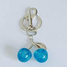 1 pieza Llavero con colgante de cereza - Accesorios para automóvil, llavero de cereza, regalo para mujer, regalo de Navidad, regalo de bolso para novia - Plata+azul - Ver 2