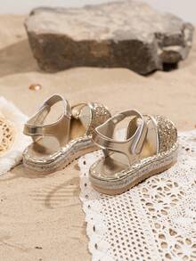 1 par de sandalias planas de verano para niñas con suela gruesa, estilo minimalista de moda, de color dorado, con punta abierta, antideslizantes para uso en exteriores y playa - Dorado - Ver 4