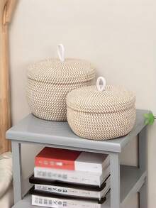 1/2 chiếc Giỏ đan tròn kiểu Bohemian có nắp đậy, thích hợp dùng làm giỏ đựng trứng hoặc giỏ trang trí nhà cửa cho phòng khách, phòng ngủ, phòng học và bàn đầu giường. Cũng thích hợp để đựng điều khiển từ xa, mỹ phẩm, chìa khóa, văn phòng phẩm và nhiều vật dụng nhỏ khác trong phòng ngủ, nhà bếp và phòng khách. - Nhiều màu - Xem 2