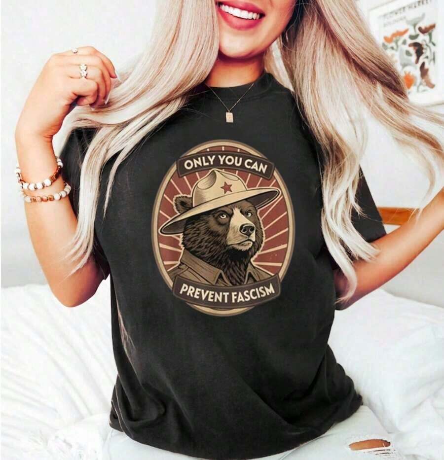 2026 Summer TopsOnly You Can Prevent Fescism Shirt, Trrmp Progressive Liberal Funny Political Gift Oversized Graphic Tees For Women,100% Cotton Womens Oversized Printed Graphic T-Shirts Women Casual Round Neck Short Sleeve Tee 1pcs Fashion Shirt, Halloween Gift, Xmas GiftLoose And Comfortableshirt - 圖案T卹005 - 查看 1