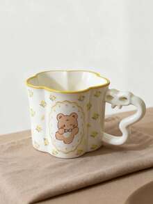 1个陶瓷马克杯，饰有精致的花卉边饰和可爱的动物图案，包括兔子/猫/小狗/熊的设计，花瓣形杯口，以及独特的波浪形心形把手，展现出清新美感，是日常饮水、冲泡咖啡或装饰桌面的理想之选，也是温馨的家居饰品和馈赠佳品。