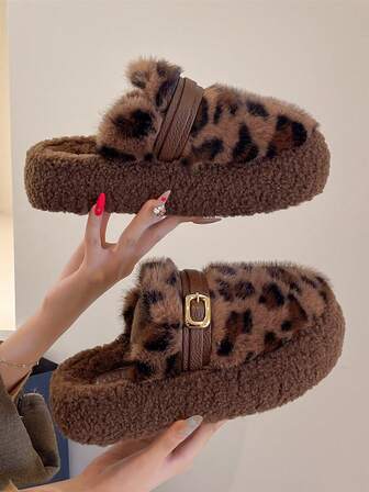 2025 Nuevas zapatillas de casa de invierno para mujer con suela gruesa y puntera cerrada, de color negro y esponjosas, para uso en exteriores. Nuevas chanclas de felpa con hebilla para otoño. Zapatillas de leopardo para primavera/otoño para usar en casa u oficina.