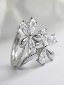 أقراط دائرية مطلية بالنحاس والفضة خالية من الحساسية، ذات نقش زهري، مرصعة بزركونيا لامعة، أنيقة وفاخرة، مناسبة لحفلات النساء والزفاف - أقراط على شكل زهرة بخمس بتلات - مشاهدة 2