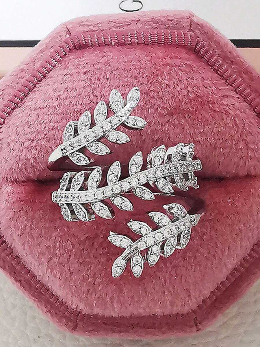 1枚优雅立方氧化锆戒指，适合作为情人节礼物、结婚礼物、订婚礼物、周年纪念礼物或女士派对首饰。