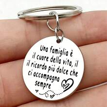 这款不锈钢钥匙扣采用圆形设计，刻有意大利语文字，以字母为主题，配有环形扣，是送给阿姨的理想礼物。钥匙扣饰有亮片，是情人节、汽车、包包、背包等场合的完美配饰。它也是送给朋友或姐妹的绝佳礼物，适合作为礼物赠送，风格可爱哥特、千禧年风，也适合万圣节、教师节、圣诞节等节日，可用作包包挂饰、证件挂绳、汽车/包包配件，或作为礼物送给朋友或姐妹。