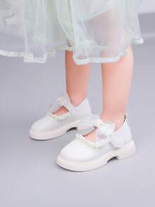 1 Pair Baby Princess Style Pearl Decor Flat Shoes, Made Of Soft Comfortable Material, Paired With Cute Bow Accent, Adding Sweet Charm For Baby. Design For Hook And Loop Easy On/Off, Suitable For Toddlers Learning To Walk. Delicate Pearl Decorated Uppers, Ideal For Pairing With Various Dresses, Perfect For Baby To Wear To Parties Or Daily Occasions. - White - View 9