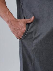 AL HARAMAIN Túnica y Dishdasha árabe para hombres, cómoda y holgada, de tela suave, diseño tradicional, adecuada para culto, lavable a mano o a máquina, regalo para la familia, para todas las estaciones, apropiada para el Ramadán y ocasiones religiosas formales | Diseño de cuello redondo | Textura suave - Gris Oscuro - Ver 11