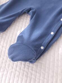 蓝色新生男婴连体衣，饰有可爱的3D小牛图案，侧边按扣闭合