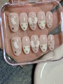 Mười móng tay dài hình hạnh nhân cỡ trung bình, kiểu dáng mới mùa Thu Đông. Được làm thủ công tỉ mỉ. Kiểu móng tay tuổi teen ngọt ngào và mộng mơ theo phong cách Nhật Bản. Tông màu hồng nude, trang trí cánh thiên thần 3D. - Follow Your Heart - Xem 2