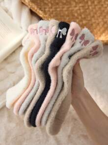 2/4双装白色毛绒短袜，蝴蝶结图案，保暖舒适，适合秋冬季节，颜色随机