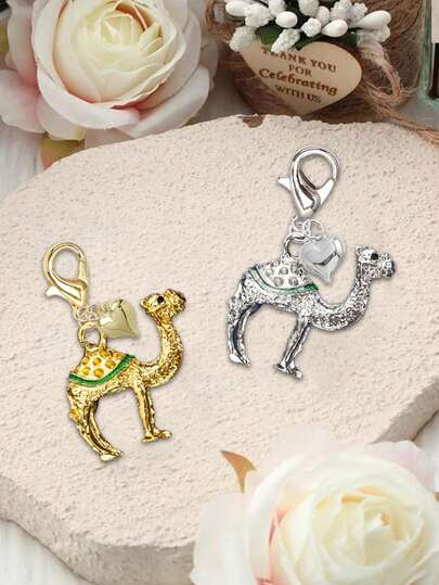 1个金属骆驼钥匙扣，沙漠主题合金骆驼钥匙链吊坠。可挂在背包、手提包、车钥匙、门钥匙和手机配件上。完美的包包配饰，馈赠亲友的礼物，个性化礼物，旅行纪念品，以及斋月礼物。