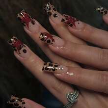 Bộ quà tặng làm móng nghệ thuật hình chữ nhật 24 chiếc, phong cách Y2K với họa tiết da báo ở đầu móng kiểu Pháp, được trang trí bằng những ngôi sao đỏ lấp lánh và đá quý, có thể tái sử dụng và tháo rời, món quà hoàn hảo cho các cô gái, phù hợp cho các bữa tiệc và buổi hòa nhạc. Bộ sản phẩm bao gồm 1 gel dẻo và 1 dũa móng. - Nhiều màu - Xem 6
