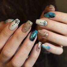 24片方形亚克力美甲贴片，礼盒包装，采用酷炫的蓝色渐变设计，手绘图案，并饰以奢华的法式金边。可重复使用且可拆卸，非常适合日常佩戴、送礼和派对。内含一瓶凝胶指甲油和一把指甲锉。 - 彩色 - 查看 7