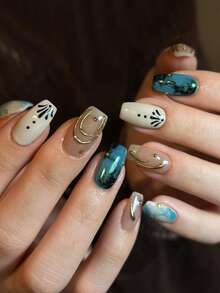 24片方形亚克力美甲贴片，礼盒包装，采用酷炫的蓝色渐变设计，手绘图案，并饰以奢华的法式金边。可重复使用且可拆卸，非常适合日常佩戴、送礼和派对。内含一瓶凝胶指甲油和一把指甲锉。 - 彩色 - 查看 2