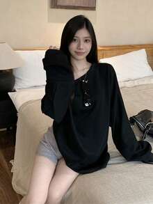 Áo nỉ chui đầu vai lệch rộng rãi cho nữ, áo khoác dáng ôm dài ngang gối thoải mái. - màu đen - Xem 2