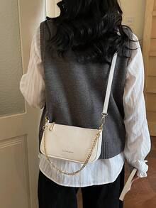 这款纯白色纹理PU皮手提包设计精美，时尚美观。包身饰有字母图案，并采用金属拉链和顶部金属链条设计。可手提或肩背，内部空间充足，可容纳口红、钥匙、化妆品等日常必需品。适合女性通勤、外出、购物及各种场合。 - 白色 - 查看 4